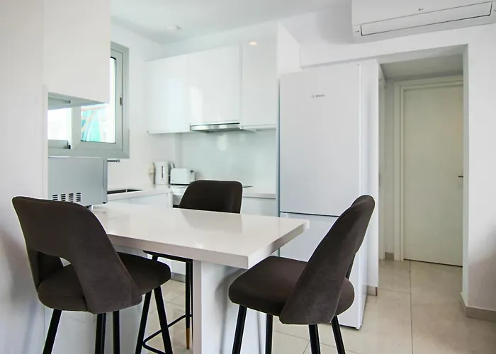 Phaedrus Living - Seaside Executive Flat Harbour 205